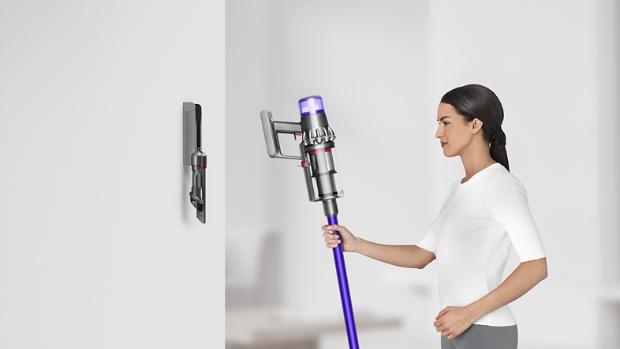 Dyson V11™'i duvardaki şarj istasyonuna yerleştirilirken