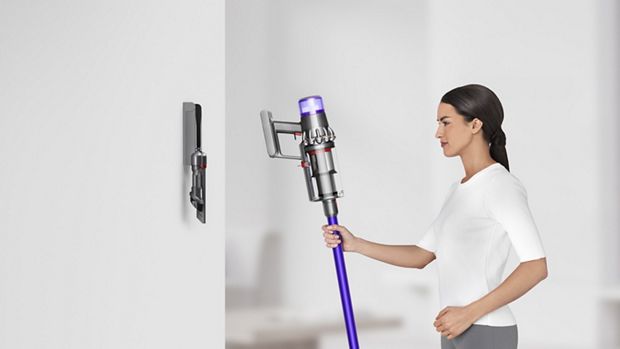 Dyson V11™'i duvardaki şarj istasyonuna yerleştirilirken