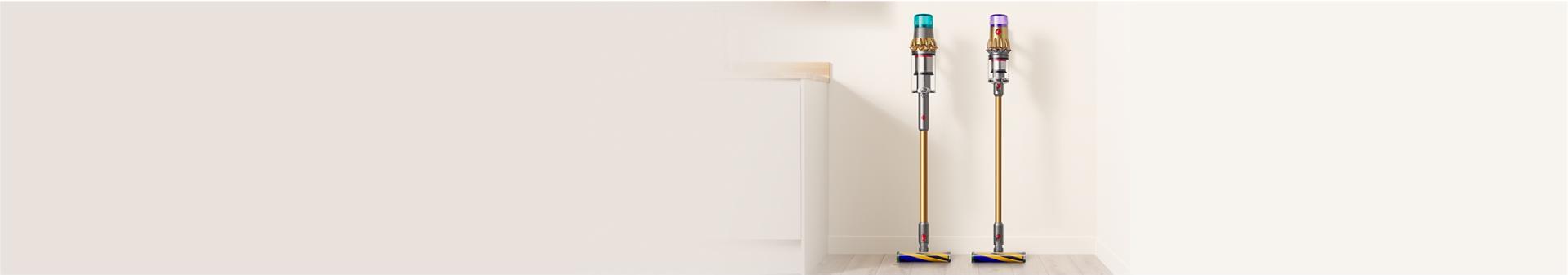 odkurzacz bezprzewodowy Dyson V15 Detect oraz Dyson V12 Detect Slim stojące koło siebie