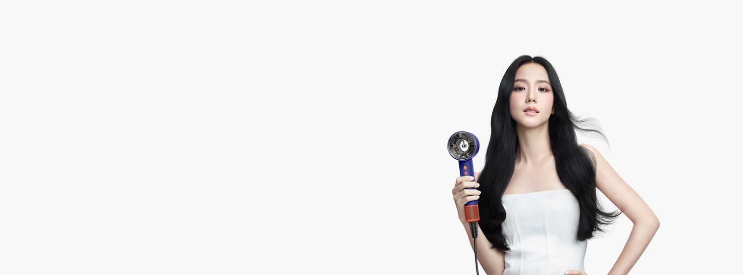 Mannequin Jisoo qui utilise un sèche cheveux Dyson Supersonic Nural