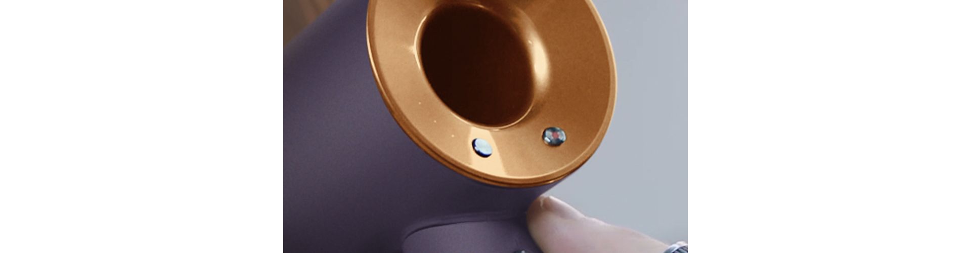 Temperature control button on the Dyson Supersonic™ professional hair dryer