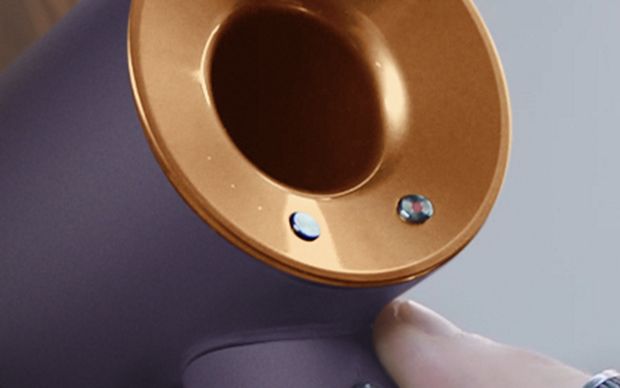 Temperature control button on the Dyson Supersonic™ professional hair dryer