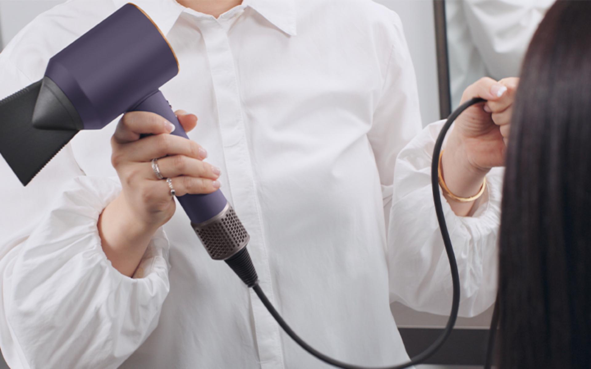 Jen Atkin showing the longer cord