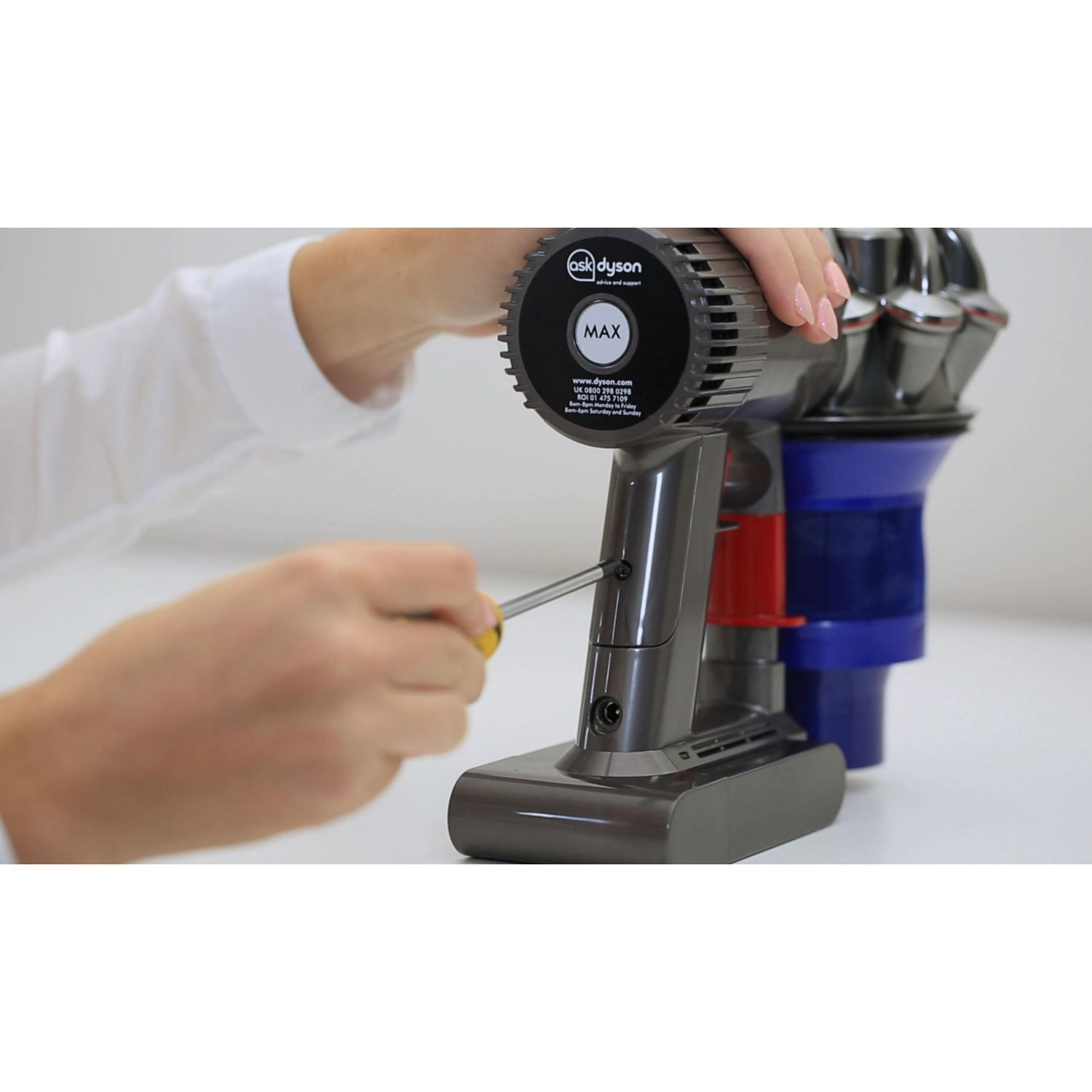 Cleaning the dyson deals v6