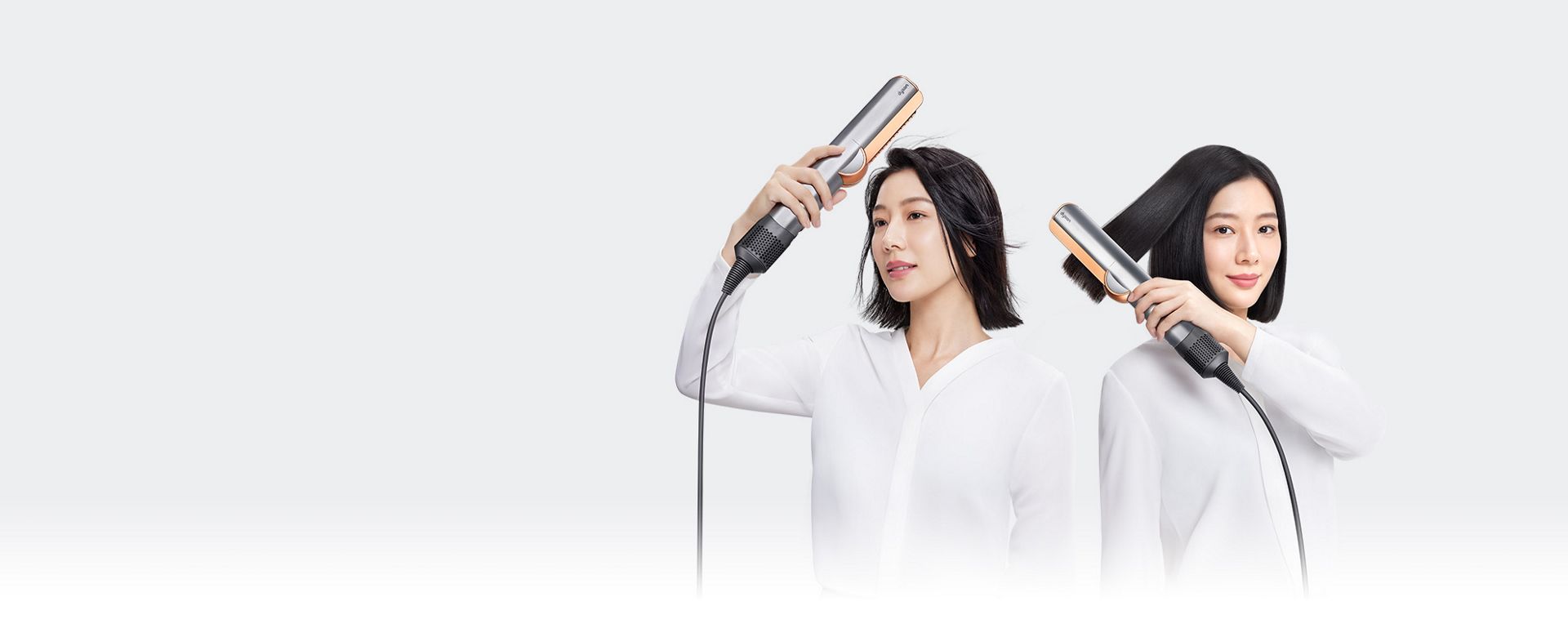 模特兒的背面圖，展示她正使用Dyson Airstrait 二合一吹風直髮器順直一束頭髮。