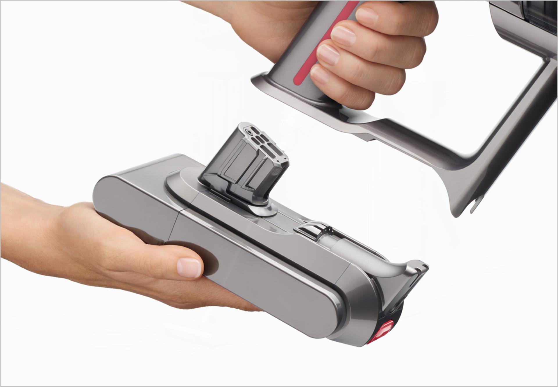 Dyson Digital Slim™ 輕量無線吸塵機能清潔睡房門旁的硬質地板。