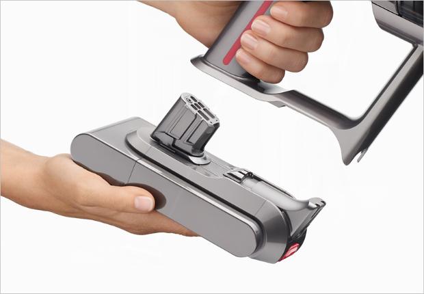 Dyson Digital Slim™ 輕量無線吸塵機能清潔睡房門旁的硬質地板。