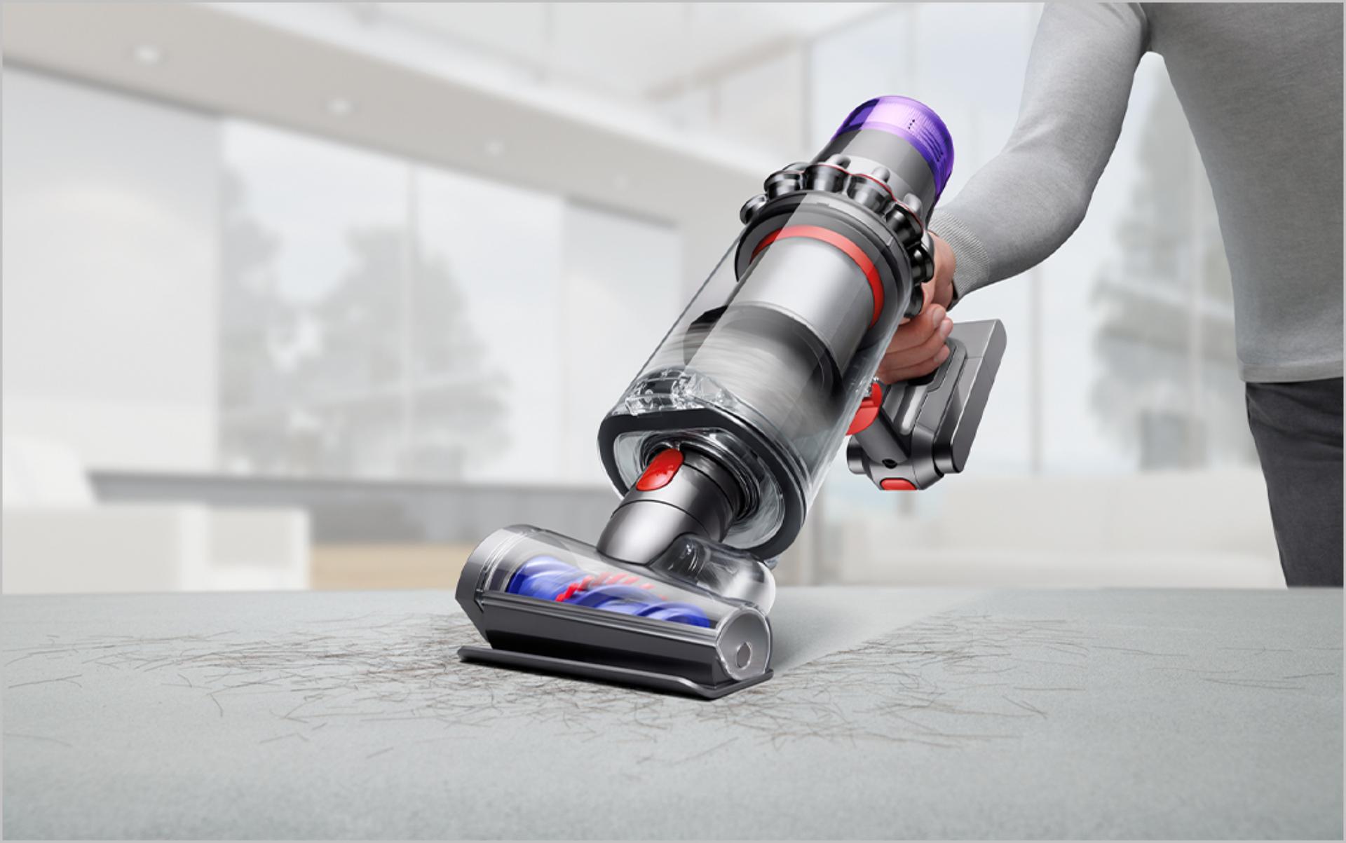 以床褥吸頭清潔日式床墊的圖像。