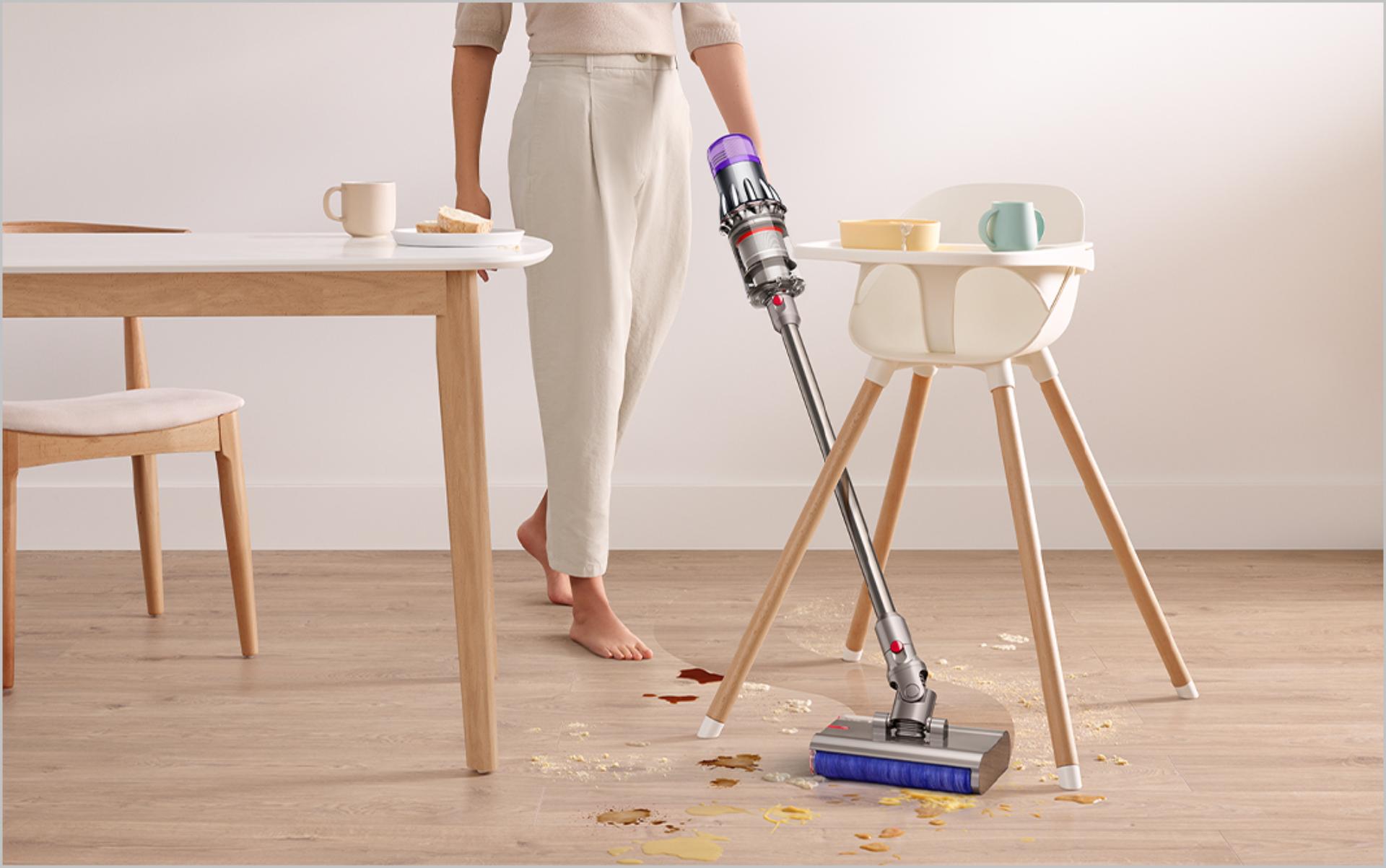 正以手提模式吸塵機清潔高處的圖像。
