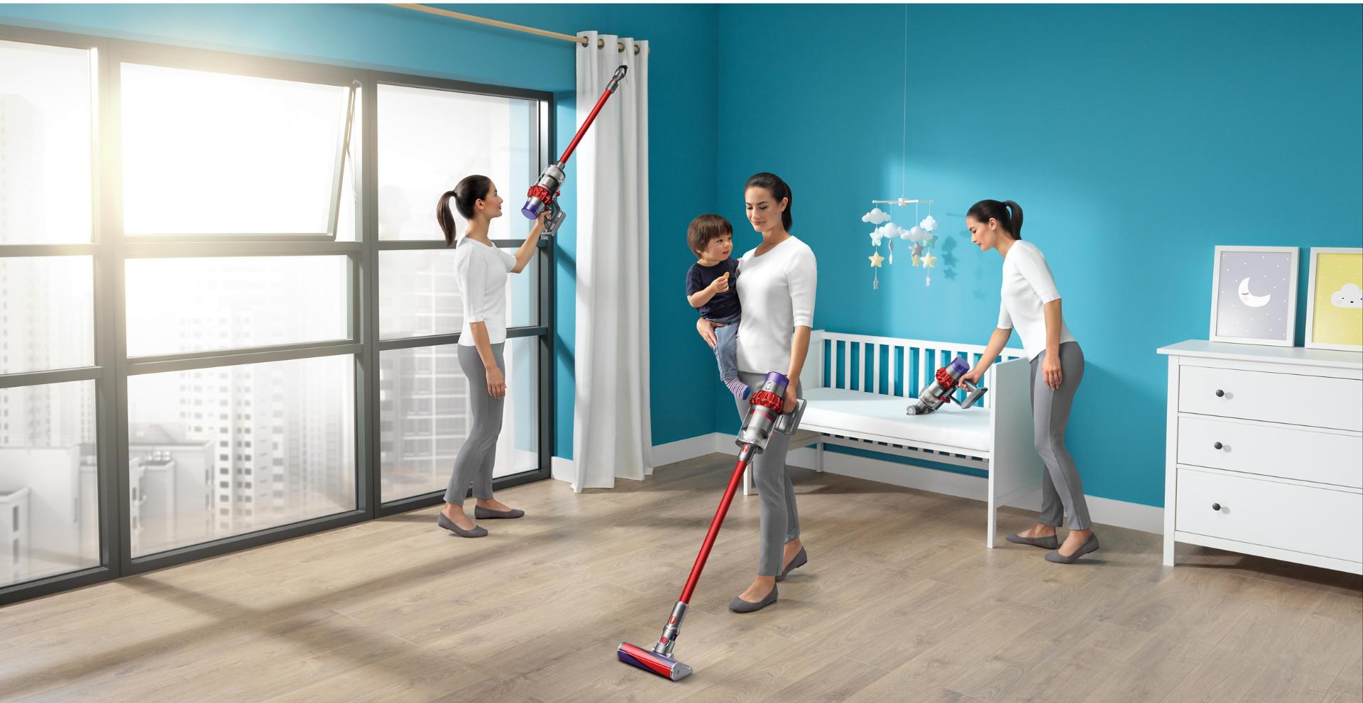 Dyson Cyclone V10™ 吸塵機正應用於家中進行清潔