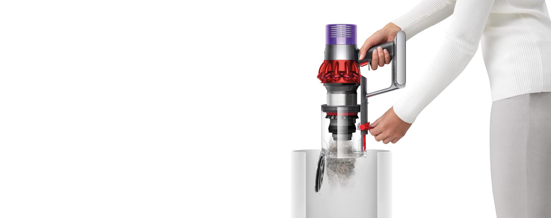 Dyson Cyclone V10™ 吸塵機集塵筒正在被清空