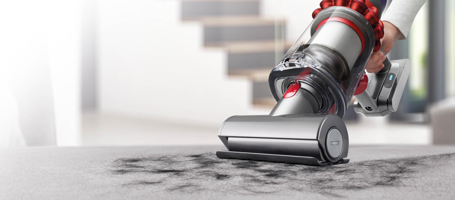 Dyson Cyclone V10™ 吸塵機於手提式下清潔傢具裝飾