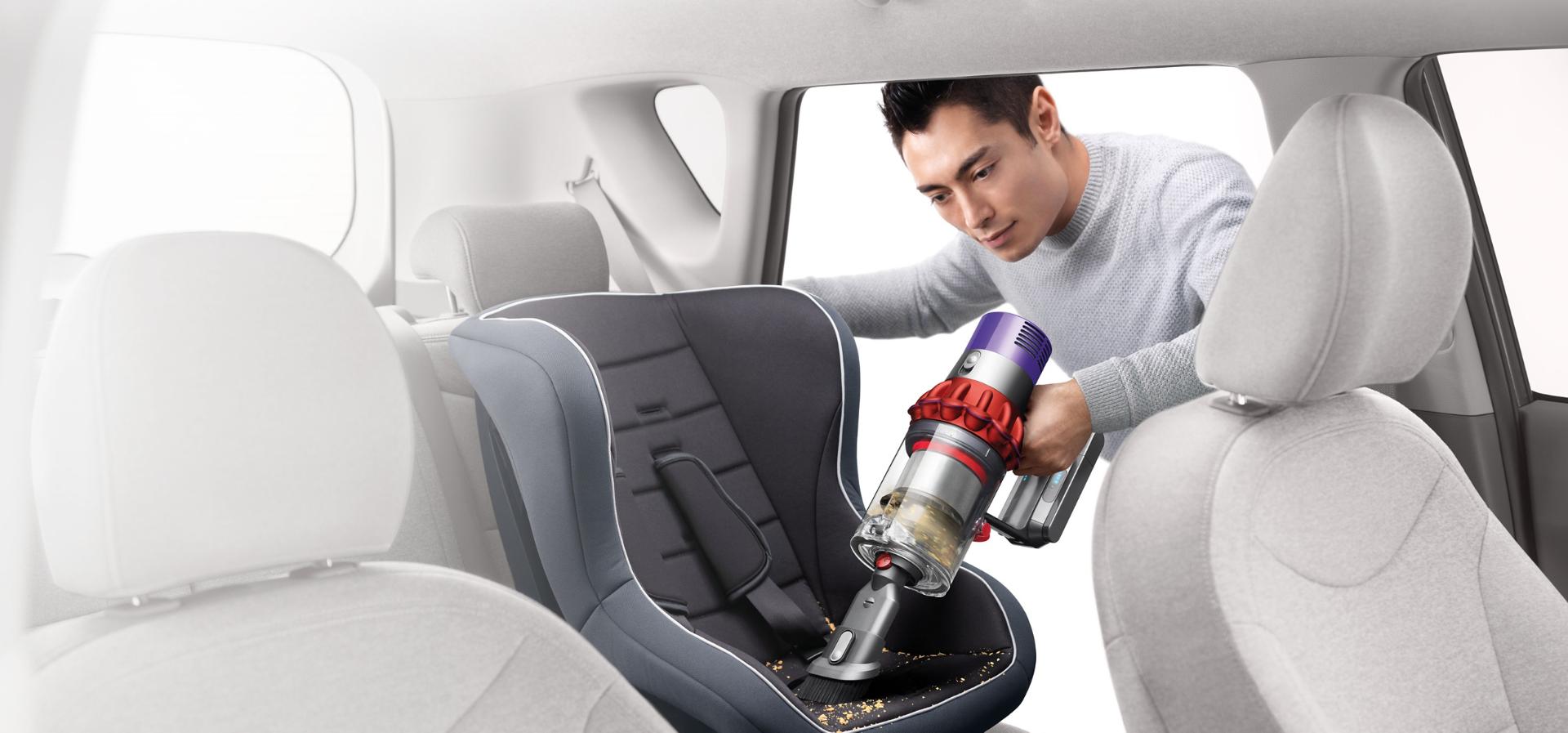 Dyson Cyclone V10™ 吸塵機於手提式下清潔車廂內部