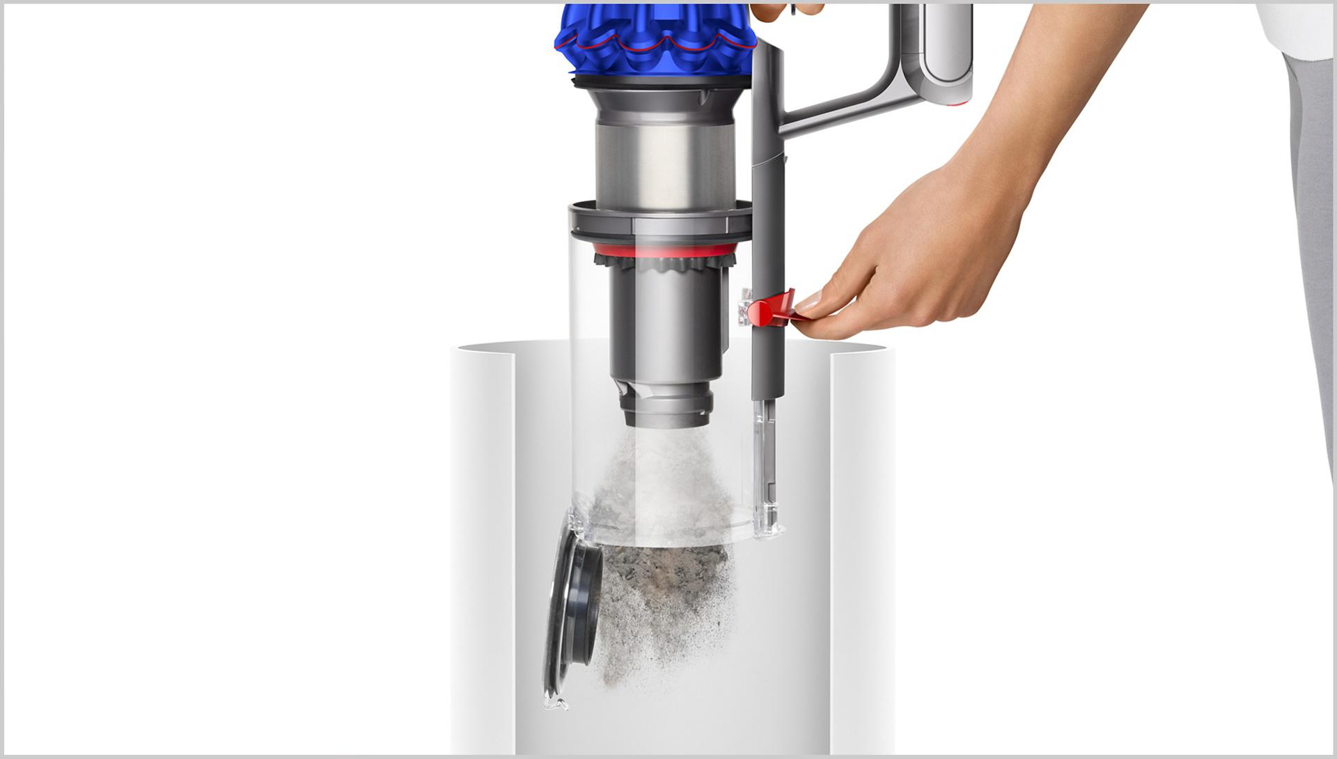 為Dyson吸塵機清空集塵筒的女士