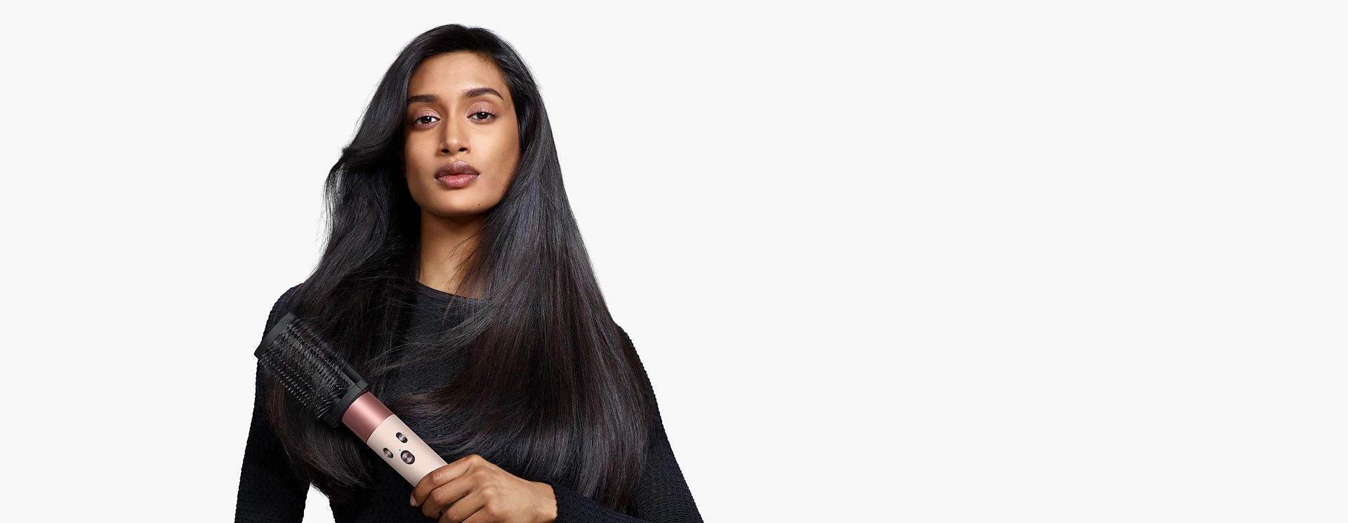 模特兒正在用 Dyson Airwrap i.d.™ 智能吹風造型器為頭髮造型。