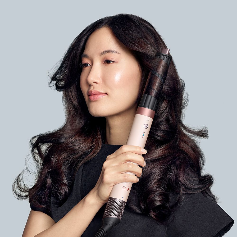 The Dyson Airwrap Co-anda2x multi-styler and dryer with the 30mm Co-anda2x barrel used by a blonde model to curl her hair.