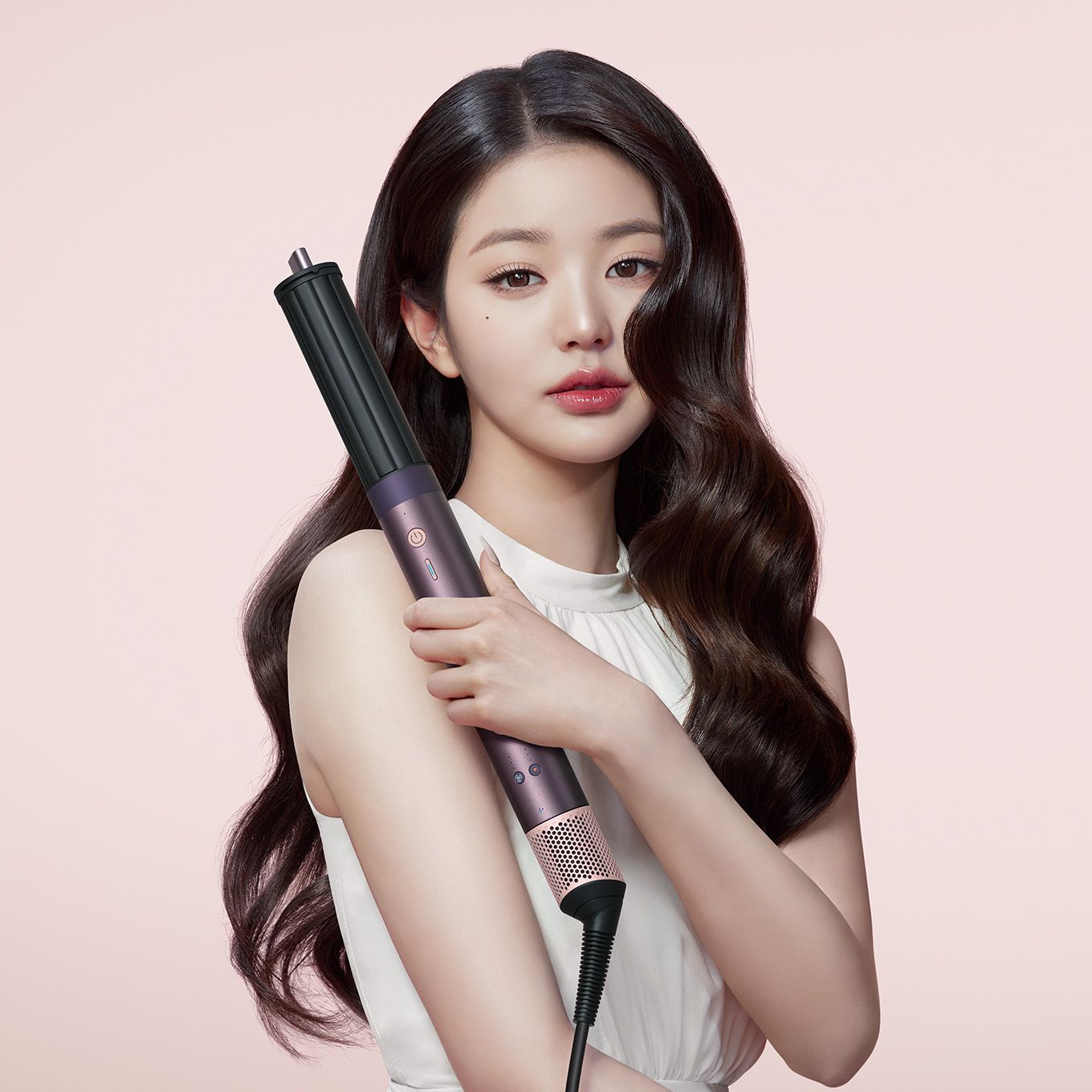 The Dyson Airwrap Co-anda2x multi-styler and dryer with the 30mm Co-anda2x barrel used by a blonde model to curl her hair.