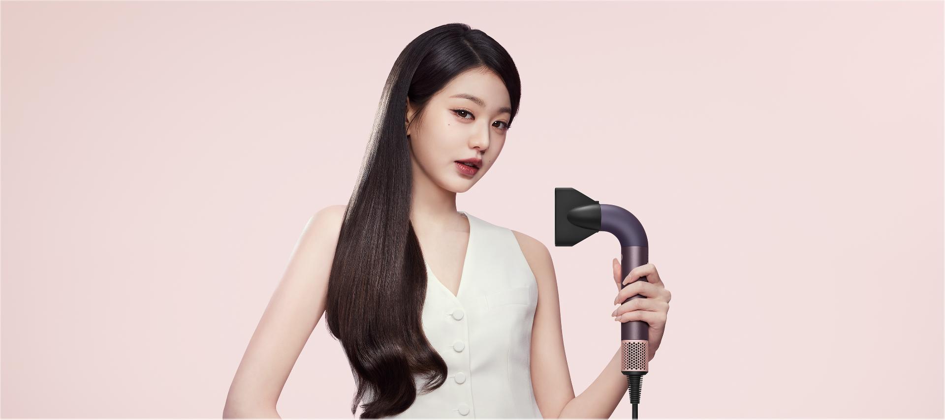 模特兒與 Dyson Supersonic r™ 風筒