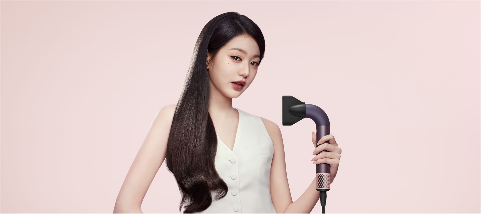 模特兒與 Dyson Supersonic r™ 風筒 