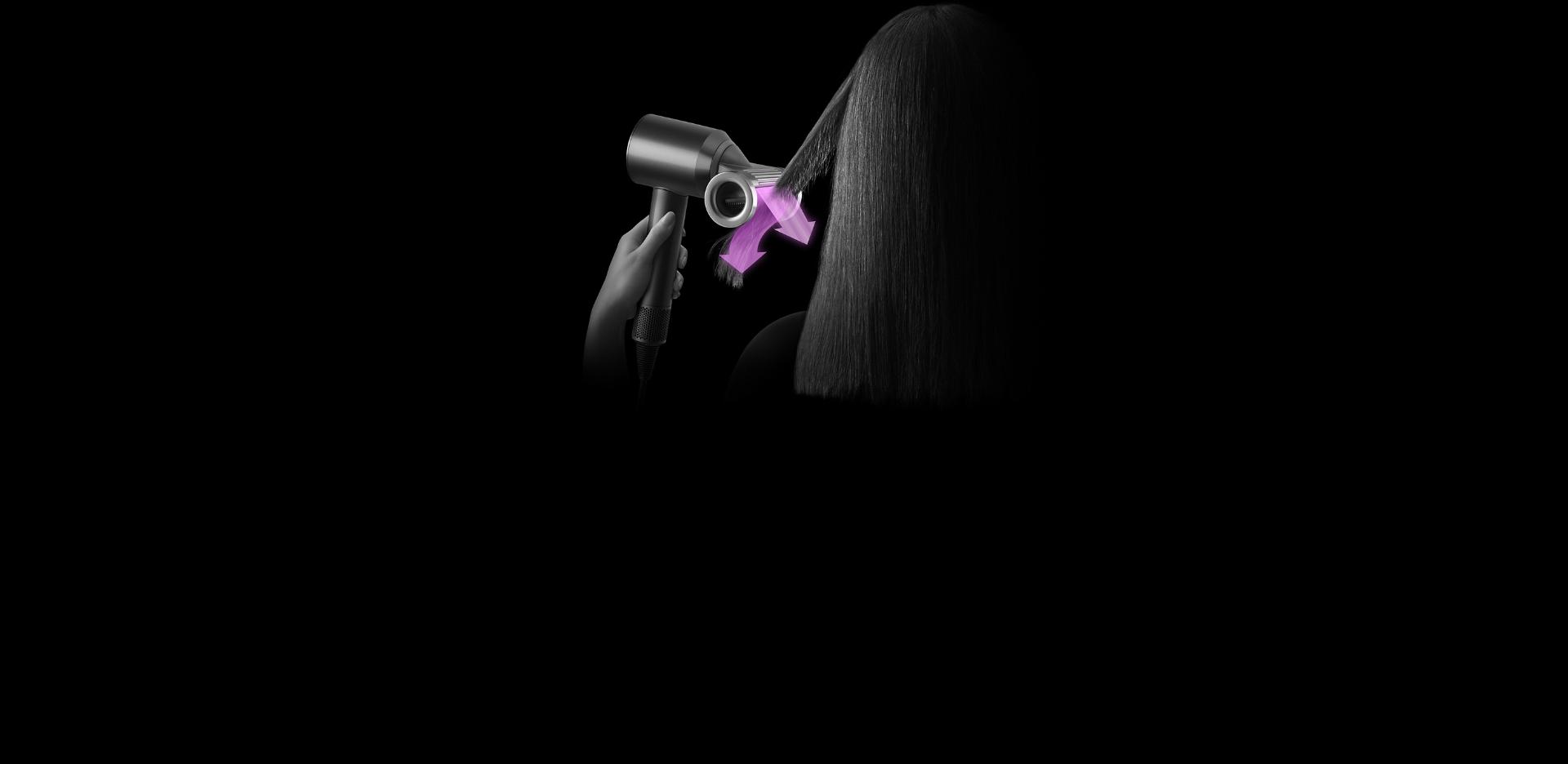 Dyson Supersonic 風筒連二合一抗毛躁順髮風嘴正用於隱藏模特兒髮上的毛躁。