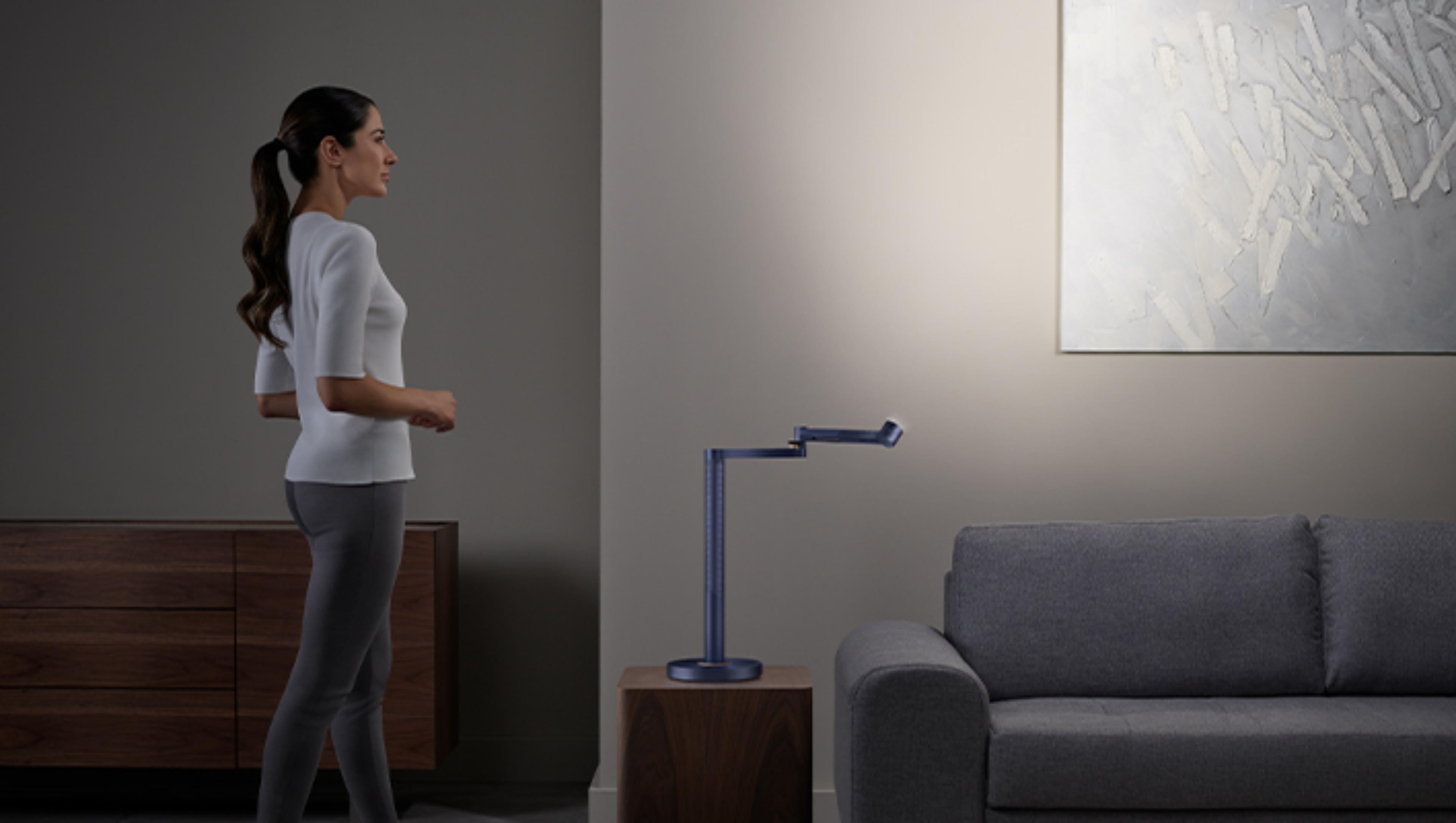 Woman working under the Dyson Lightcycle Morph light in Feature position
