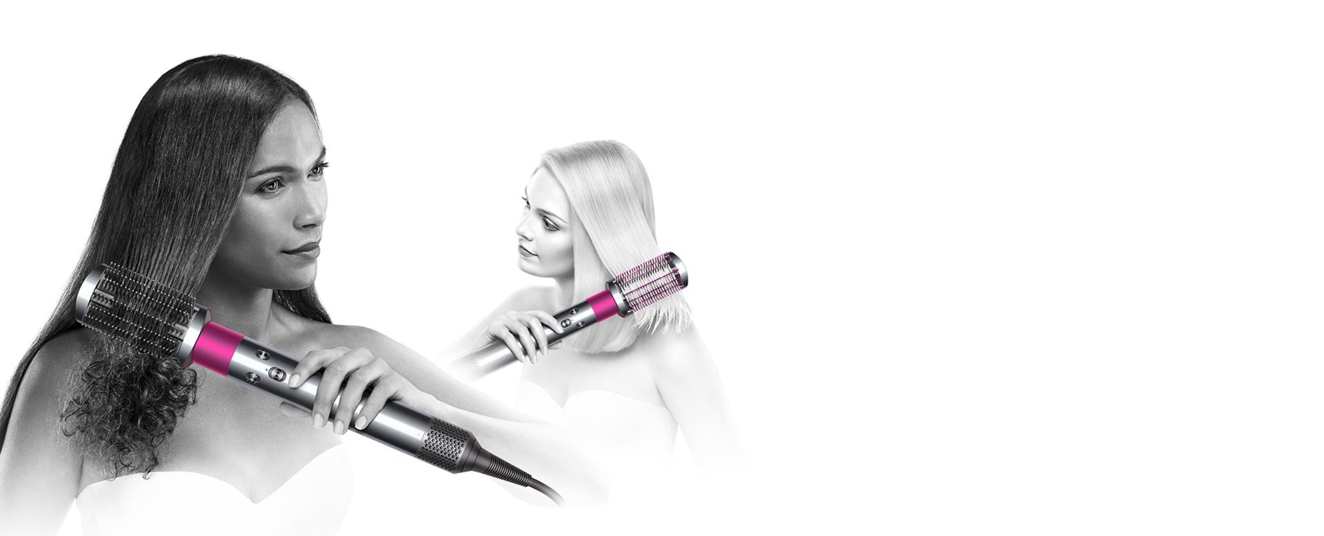 兩位模特兒正在使用Dyson Airwrap™ 造型器的硬刷順滑造型梳