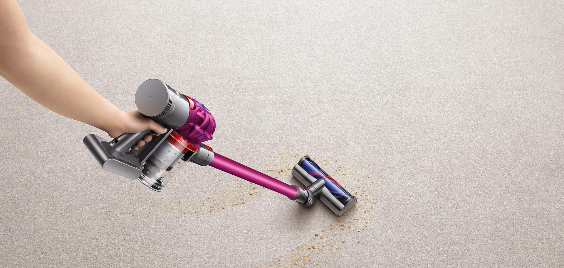 שואב אלחוטי של Dyson על רצפה