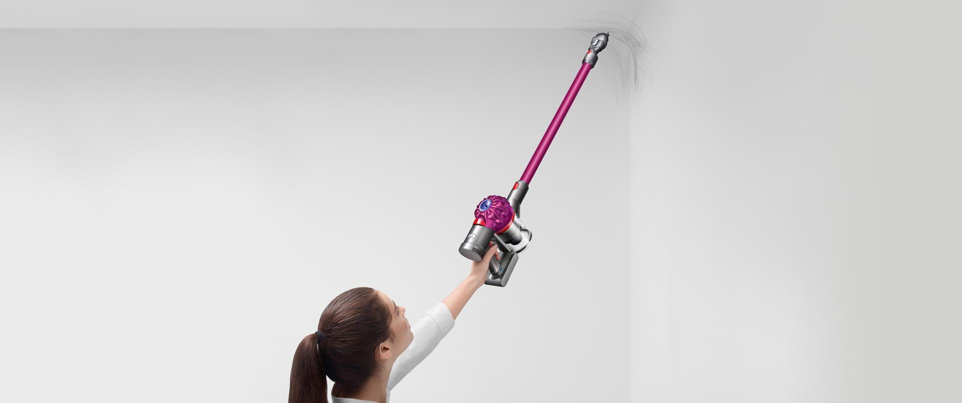 דוגמנית משתמשת בשואב אלחוטי של Dyson