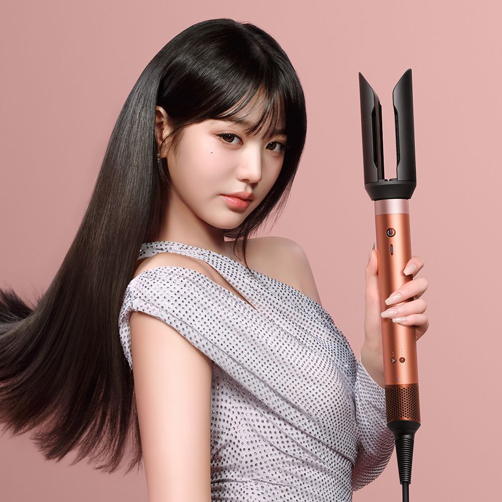 다이슨 에어랩 코안다2x™ 멀티 스타일러 앤 드라이어, 에어스무스 2x™ 스타일링 노즐을 사용해 모발을 스트레이트하고 있는 금발 모델.