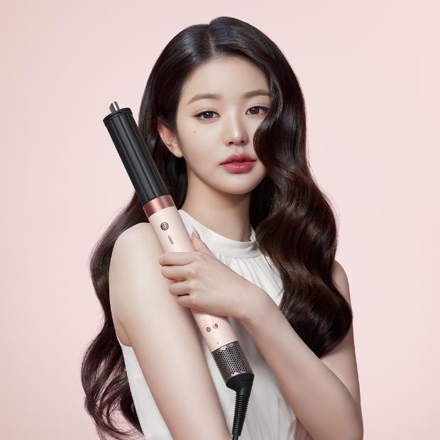 Model mengeriting rambutnya dengan pengering dan alat penata rambut multifungsi Dyson Airwrap Co-anda2x.