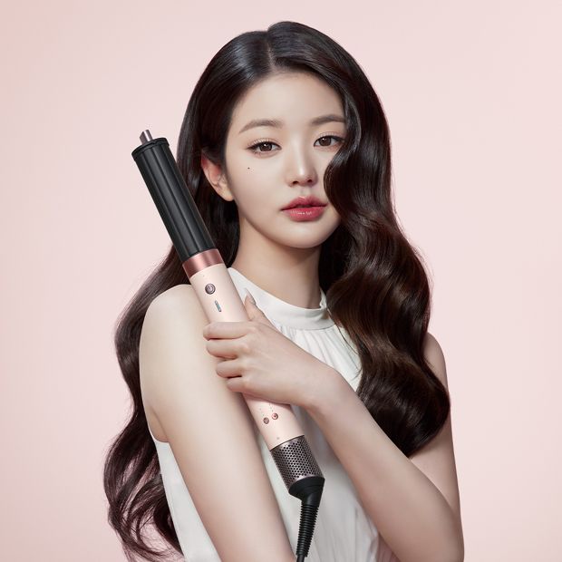 Model mengeriting rambutnya dengan pengering dan alat penata rambut multifungsi Dyson Airwrap Co-anda2x.
