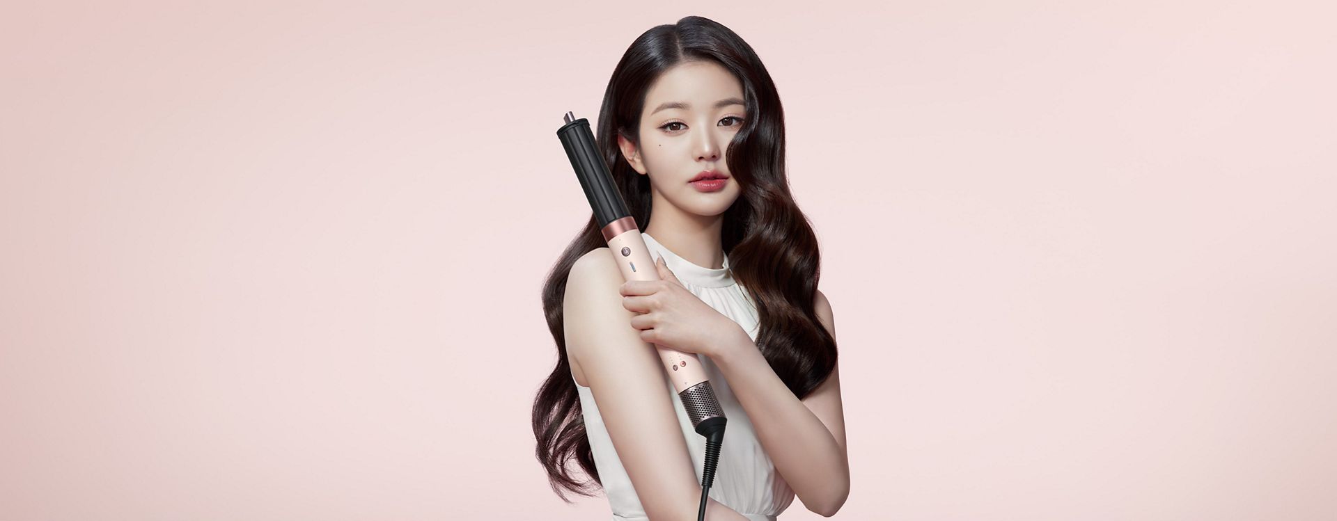 A model diffuses her coily hair using the Dyson Airwrap Co-anda2x multi-styler and dryer and the Wave+Curl diffuser 2x.