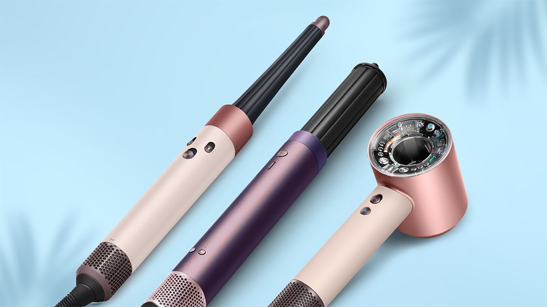 Porduits soin des cheveux Dyson sur un fond bleu d'été