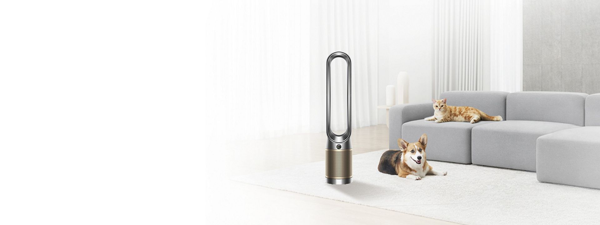 Frau, die sich die Haare mit dem Dyson Supersonic™ Haartrockner in Kupfer trocknet