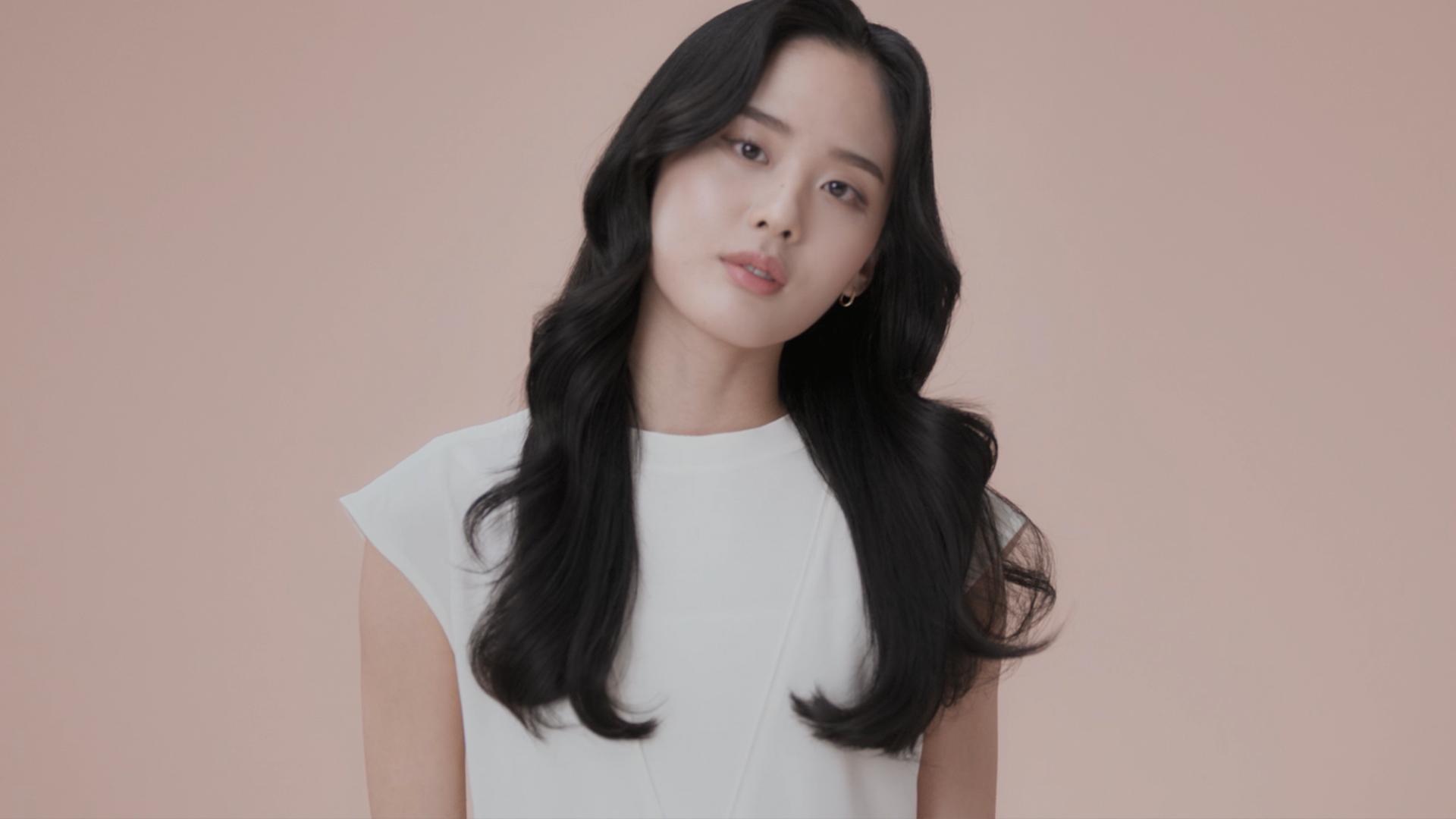 擁有隨興鬆軟捲髮造型的模特兒