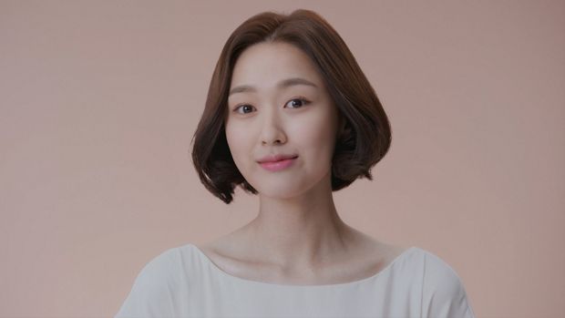 Model wearing short waves style