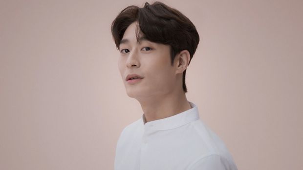 Model wearing a retro blow out style