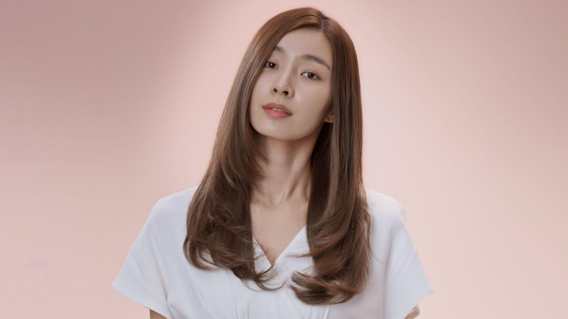 Model with smooth and sleek hair
