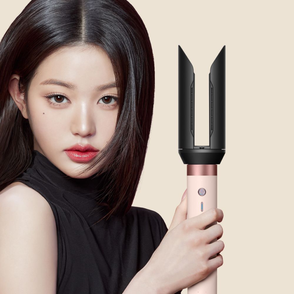 다이슨 에어랩 코안다2x™ 멀티 스타일러 앤 드라이어를 사용해 컬을 추가하고 있는 검은색 모발의 모델.