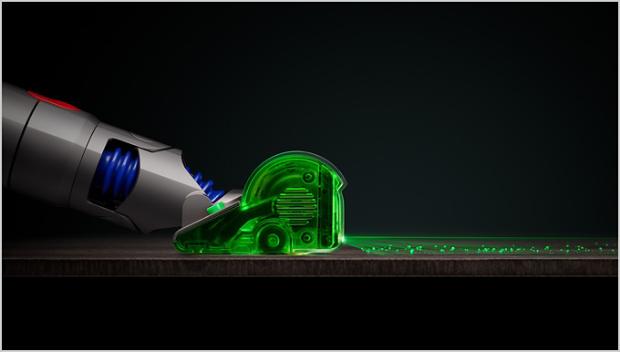 마룻바닥을 초록불빛으로 비추고 있는 플러피 옵틱 헤드