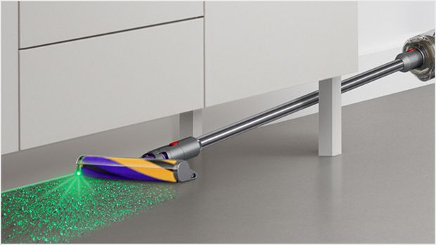 가구 아래를 청소하고 있는 디지털 슬림