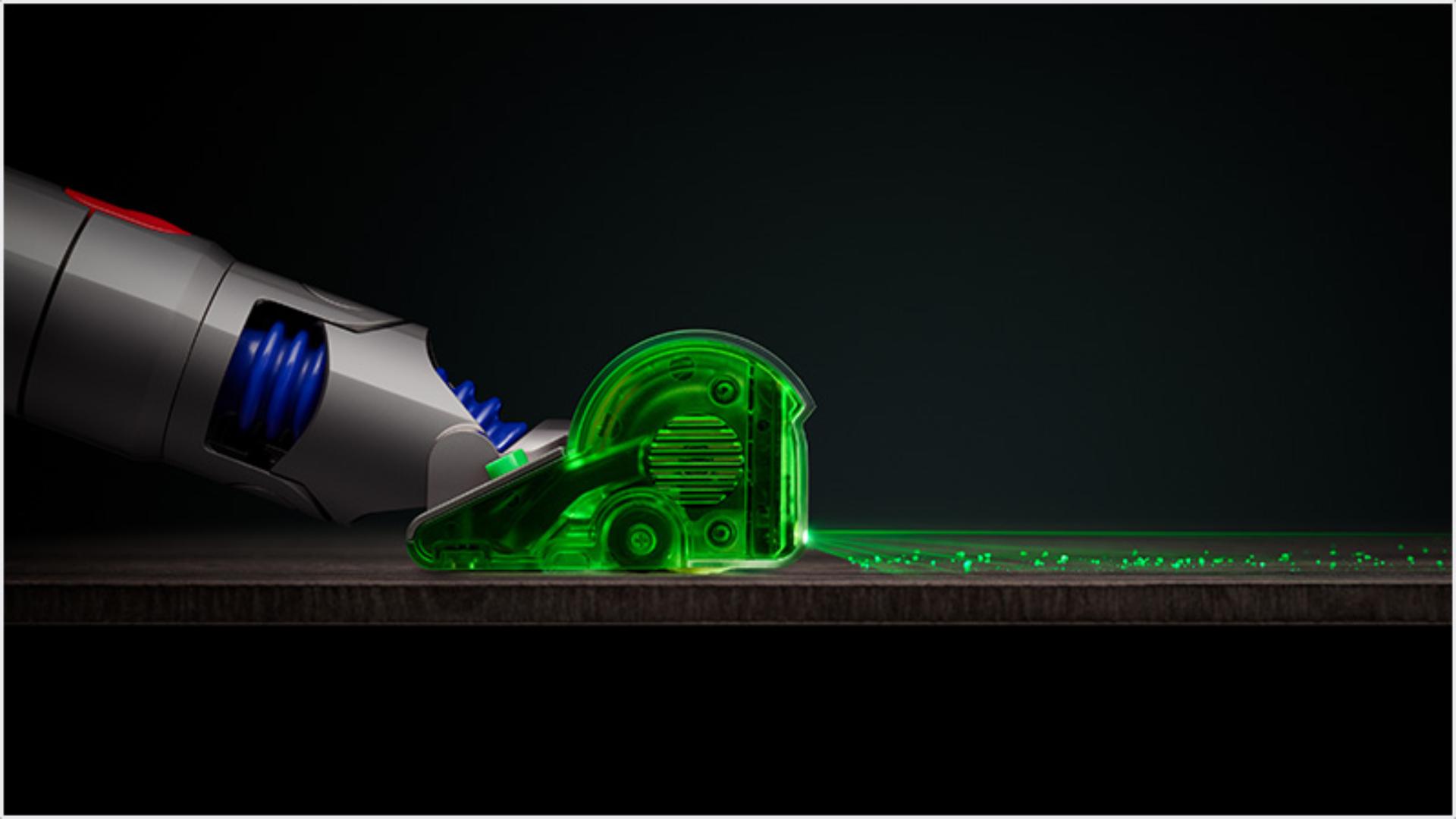 마룻바닥을 초록불빛으로 비추고 있는 플러피 옵틱 헤드