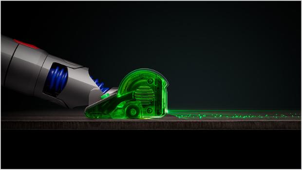 마룻바닥을 초록불빛으로 비추고 있는 플러피 옵틱 헤드