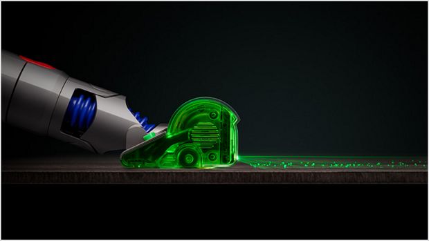 마룻바닥을 초록불빛으로 비추고 있는 플러피 옵틱 헤드