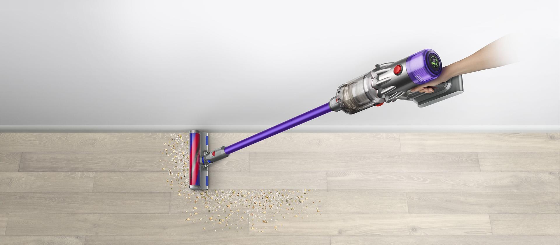다이슨 V12 오리진 무선 청소기로 바닥을 청소하는 모습