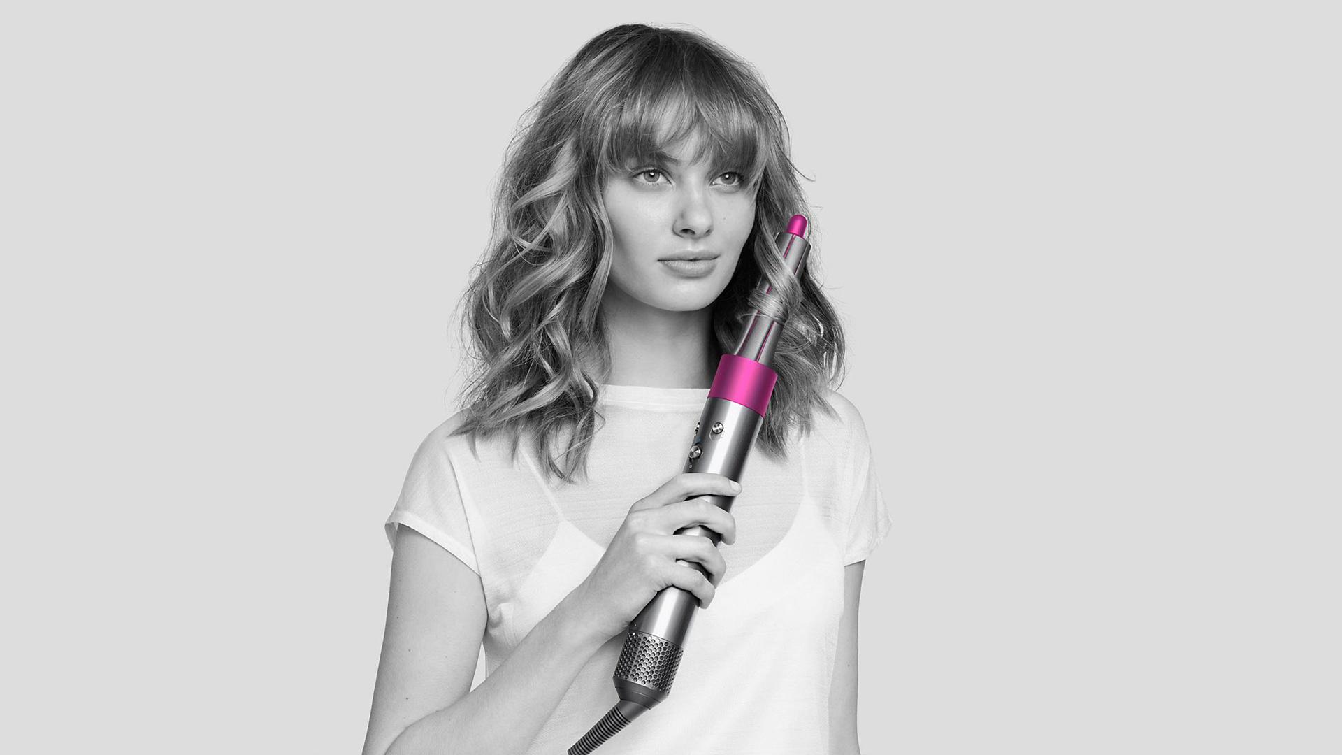 다이슨 에어 스타일러를 사용하는 모델