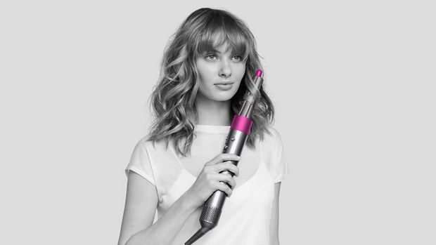 다이슨 에어 스타일러를 사용하는 모델