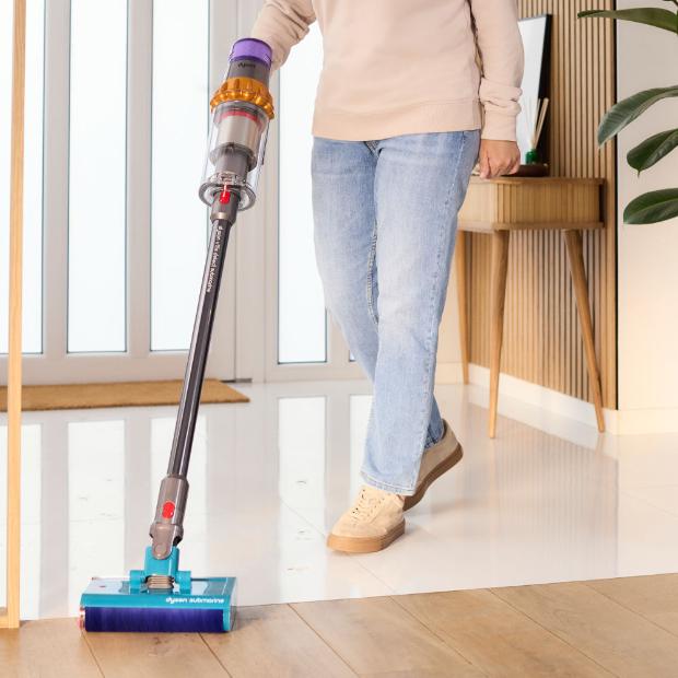 Dorota Szelągowska myjąca podłogę za pomocą odkurzacza Dyson V15 Submarine