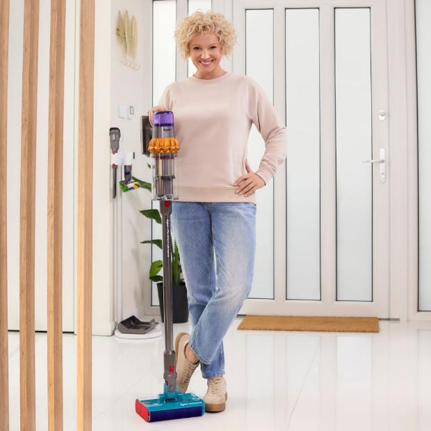 Dorota Szelągowska z odkurzaczem Dyson V15 Submarine w dłoni