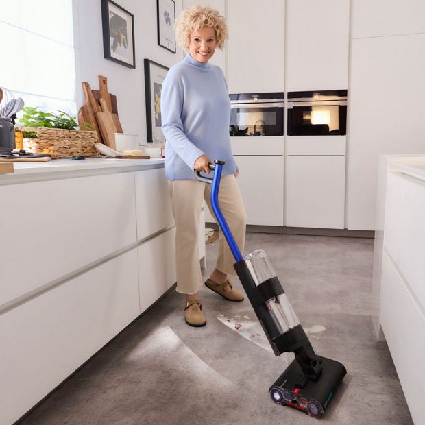 Dorota Szelągowska  myje podłogę mopem wysokoobrotowym Dyson WashG1